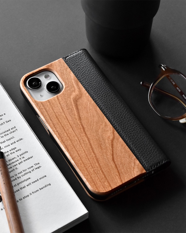 □【15】「iPhone 15 FLIPCASE」木目が美しい手帳型アイフォンケース