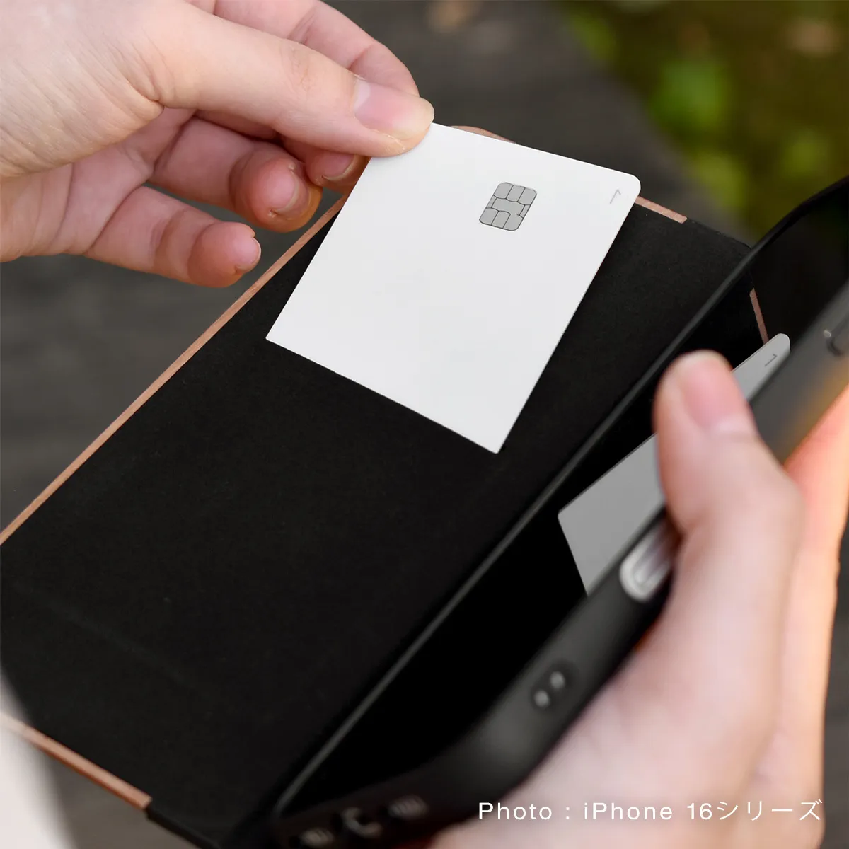 カード1枚を収納できるポケット付きで、日常使いに便利です。