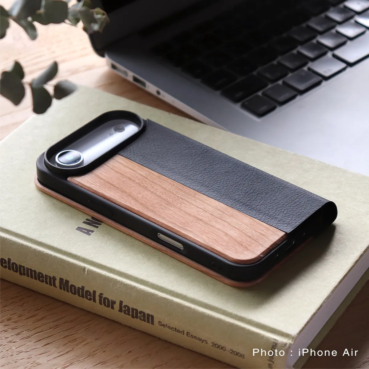 木の温もりを活かしたシンプルで洗練されたデザインは、ビジネスからプライベートまで幅広いシーンに溶け込みます。