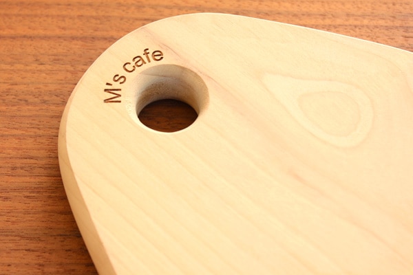 Hacoaブランド、しずくの形をした木製カッティングボード