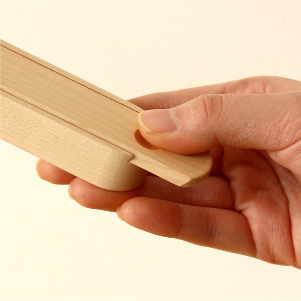 スライド式の木製箸箱は開閉も簡単にできます