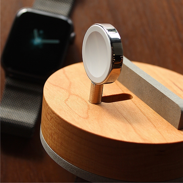 ご愛用のApple Watchの見た目を損なわない、おしゃれで美しいデザインの専用木製クレードル。