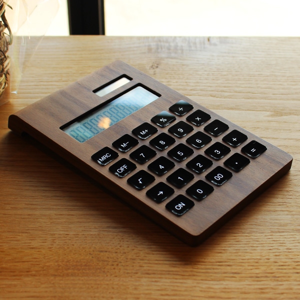 職人が無垢材を削り出して作った高級感漂う木製ソーラー電卓。