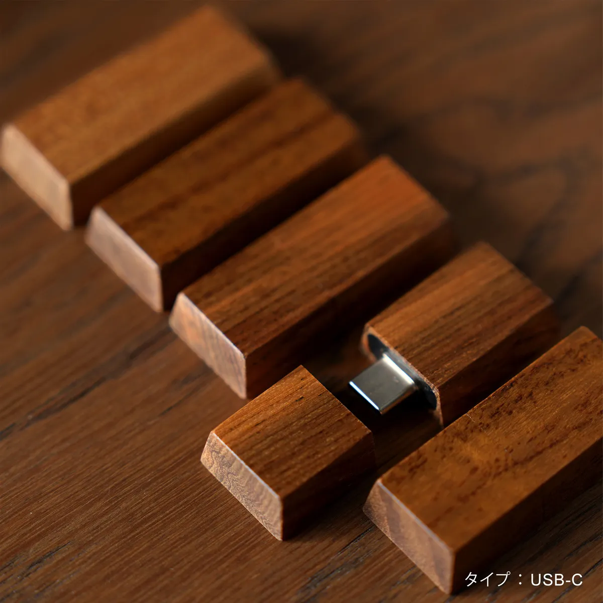 無垢材から削り出している為、キャップと本体の木目が一体になっているのもお楽しみいただけます