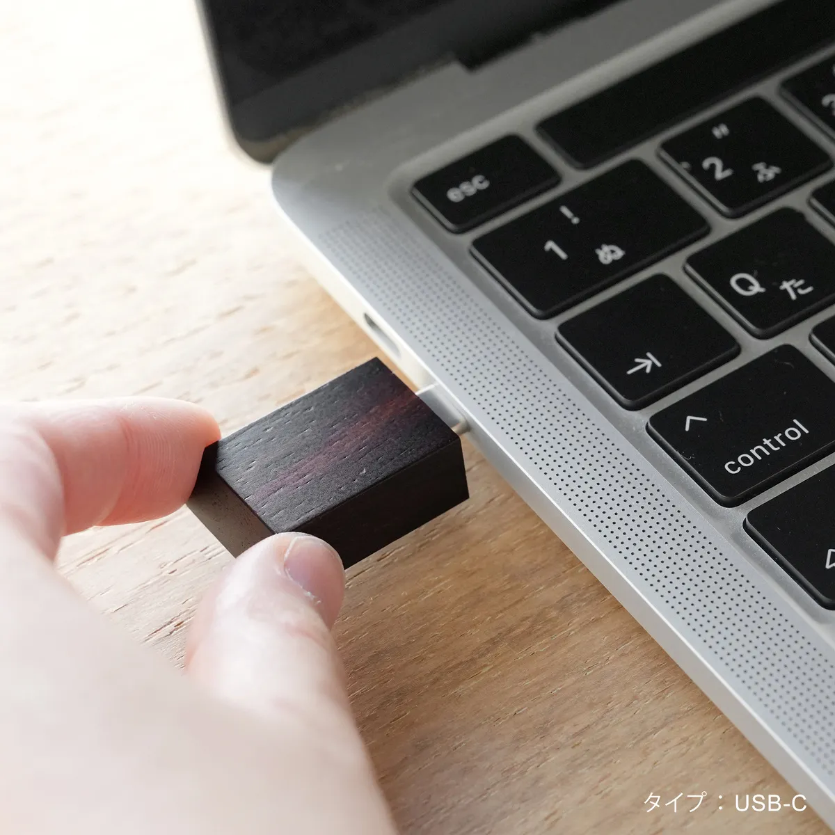 「64GB」の容量で、USB-A端子と最新のUSB-C端子、それぞれをご用意