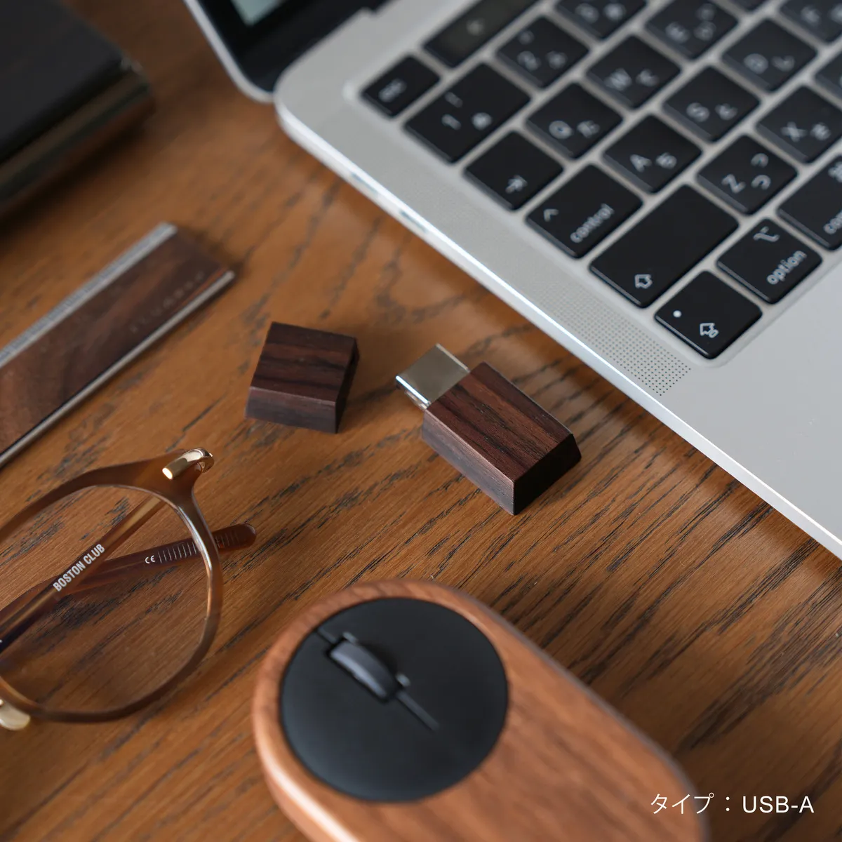 プラスチック製とはひと味違うやさしい魅力が、デスク周りに温かみをプラス