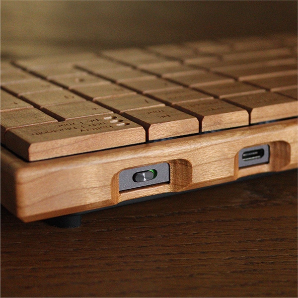 木製キーボードのキーの文字はレーザー刻印機で彫り込んでいるため、使い込んでも文字が消えることなく永くお使いいただけます。