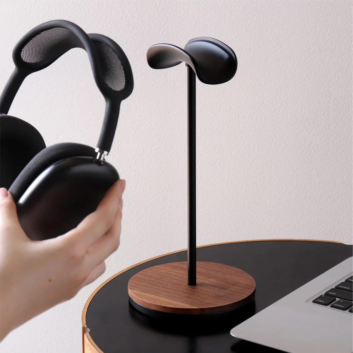 Headphone Stand」ヘッドホンの置き場所をつくる、木製ヘッドホン