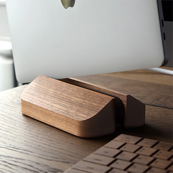 木製のノートパソコンスタンドにデザイン違いの無垢材を贅沢に使用した「ブロックタイプ」もご用意。