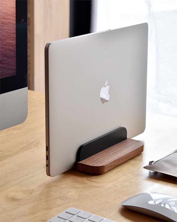 縦置き収納ですっきり。
デスクに馴染む木製「Laptop Stand Flat/Block」がネット限定で入荷