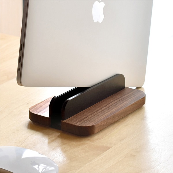 木製のノートパソコンスタンドにデザイン違いのスタイリッシュな「フラットタイプ」もご用意。