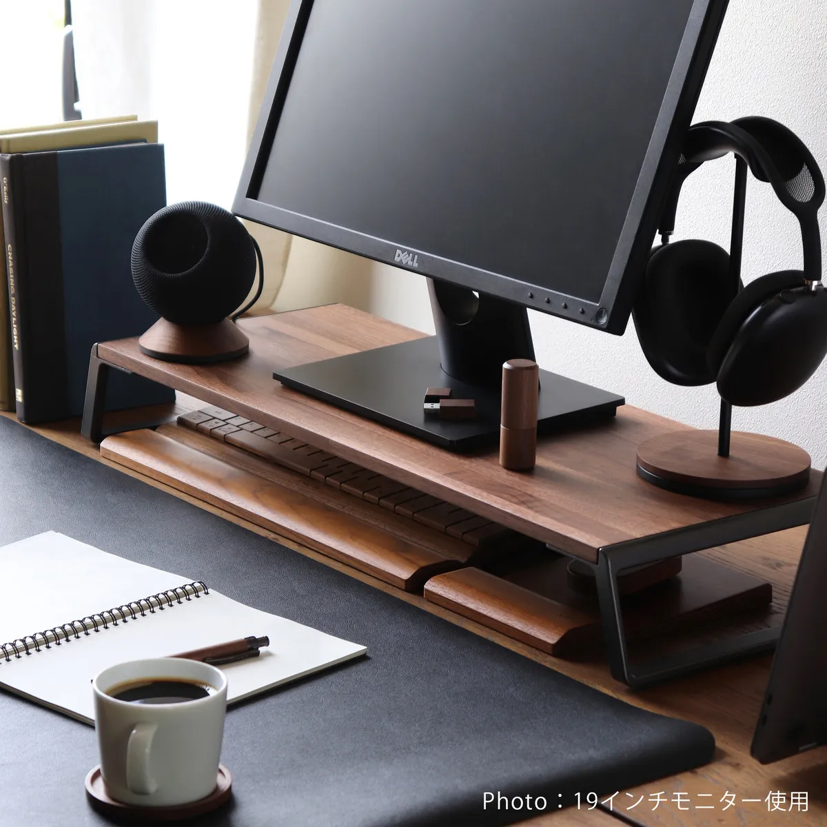Monitor Stand」木の温もりと、アルミの機能美。視線と空間を整える