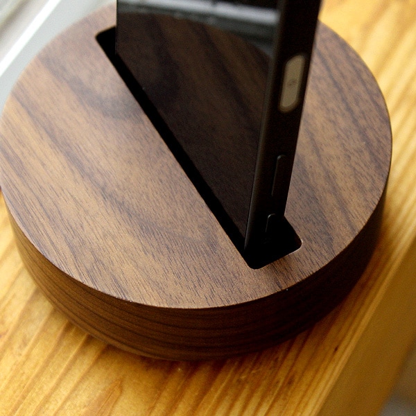 スマートフォンを差し込むだけで手軽に使える木製スピーカーです。