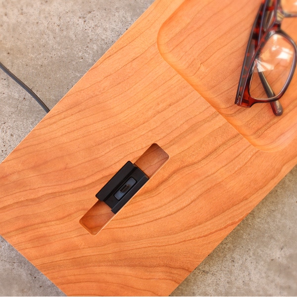 Xperia用純正卓上ホルダを組み込んで使用できる木製スマートフォンステーション
