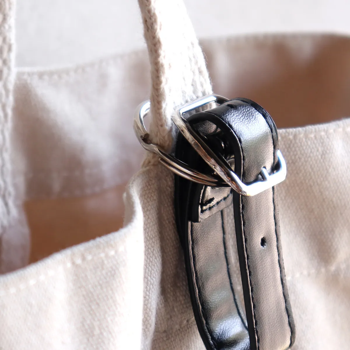 高級感引き立つ革(または合皮)ベルトを採用し、長さ調整も可能。