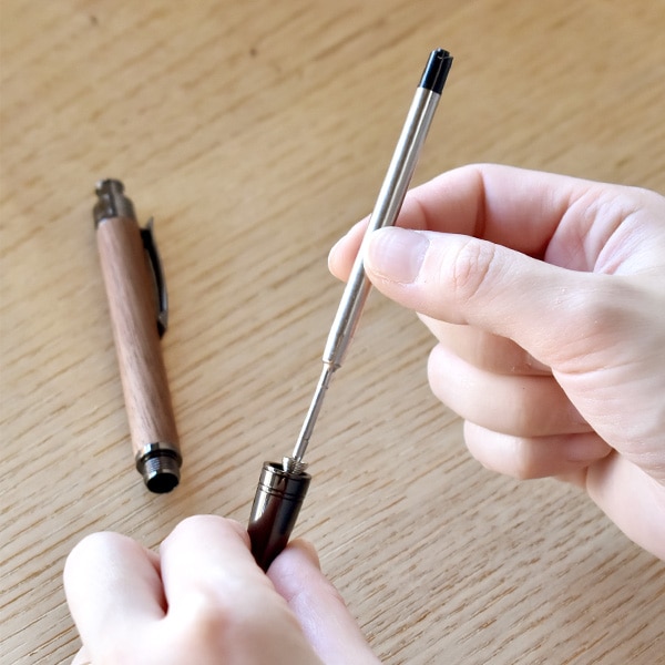 芯を交換する際はペン先の金具を回して行ってください。バネは部品に固定してあり、紛失の心配もありません。