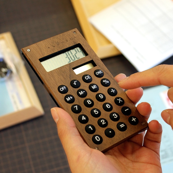 シリコン製のボタンが押しやすい、おしゃれな木製ソーラー電卓