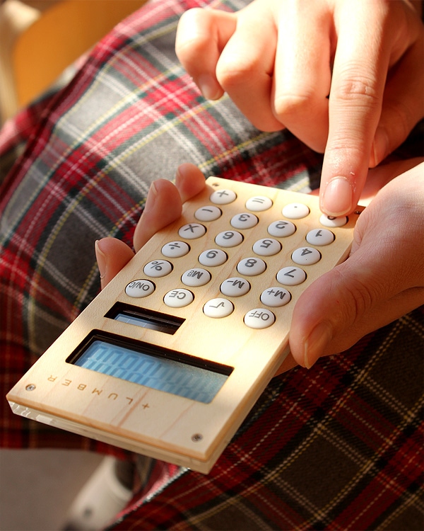 手触りが心地良い、小型の木製ソーラー電卓「SOLAR POWERED CALCULATOR MINI」
