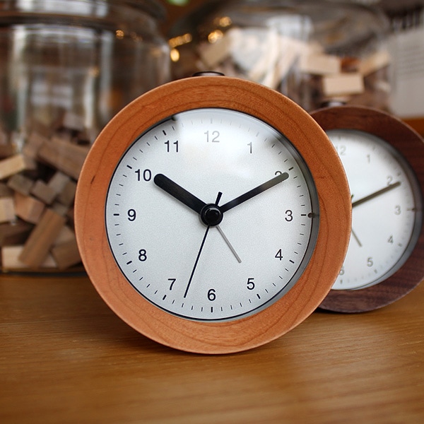 本物の無垢の木を贅沢に削り出して作ったアラーム付き木製置時計。
