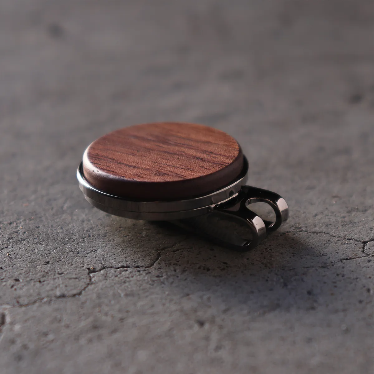 重厚感のあるシンプルな佇まいが魅力のゴルフボールマーカー