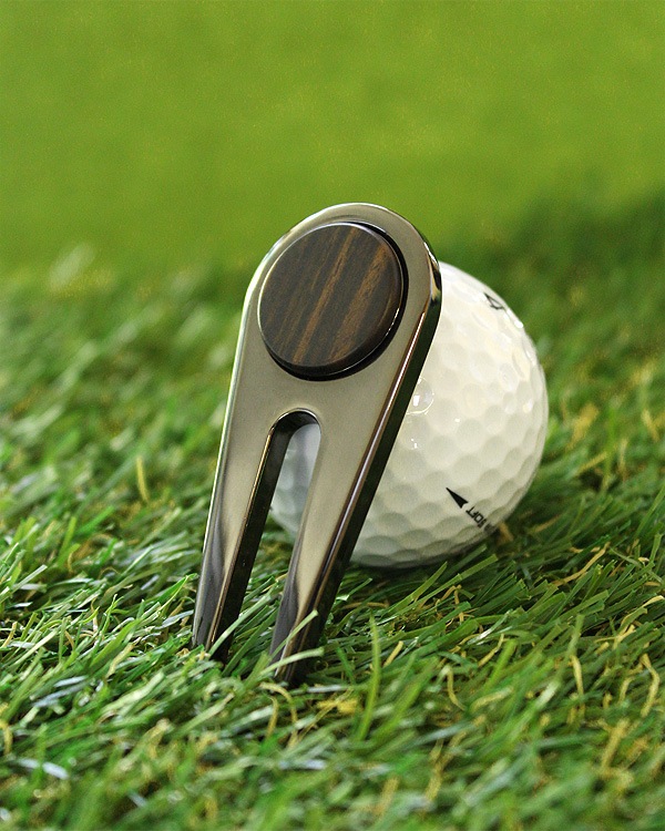 ゴルフの必需品、木製グリーンフォーク「Golf Green Fork」