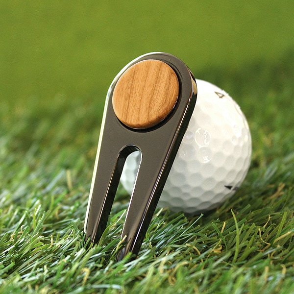 ゴルファーの必需品、木製グリーンフォーク