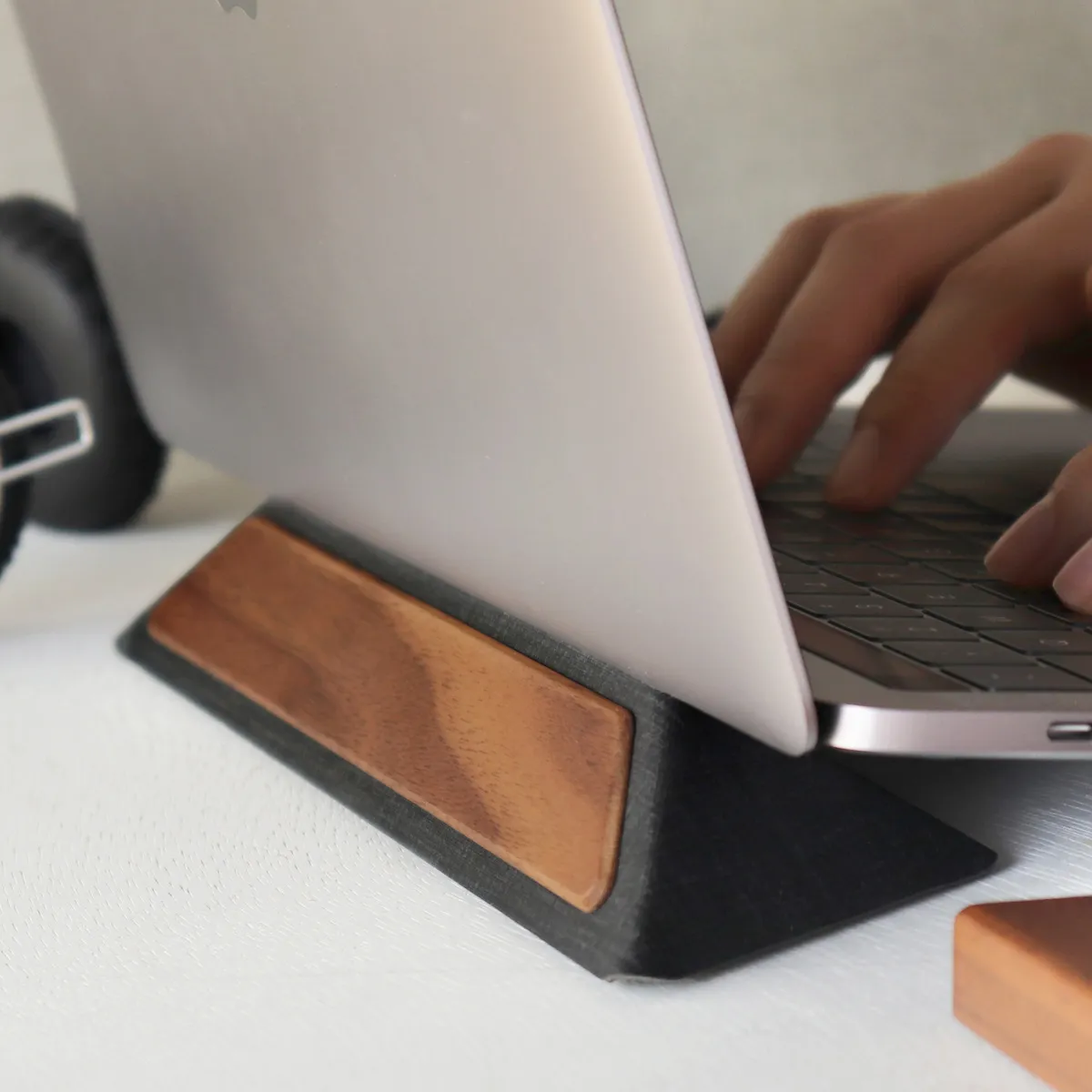 木の温もりを持ち歩く。折り畳み式木製ノートパソコンスタンド「LAPTOP STAND SLIM」が入荷