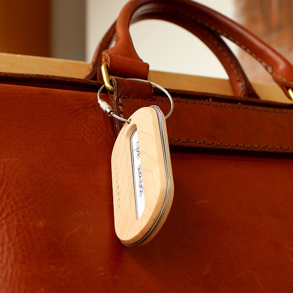 キャリーバッグ・スーツケースだけではなく、ビジネスケースや普段使いのバッグに取り付けてもおしゃれな木製ネームタグです。