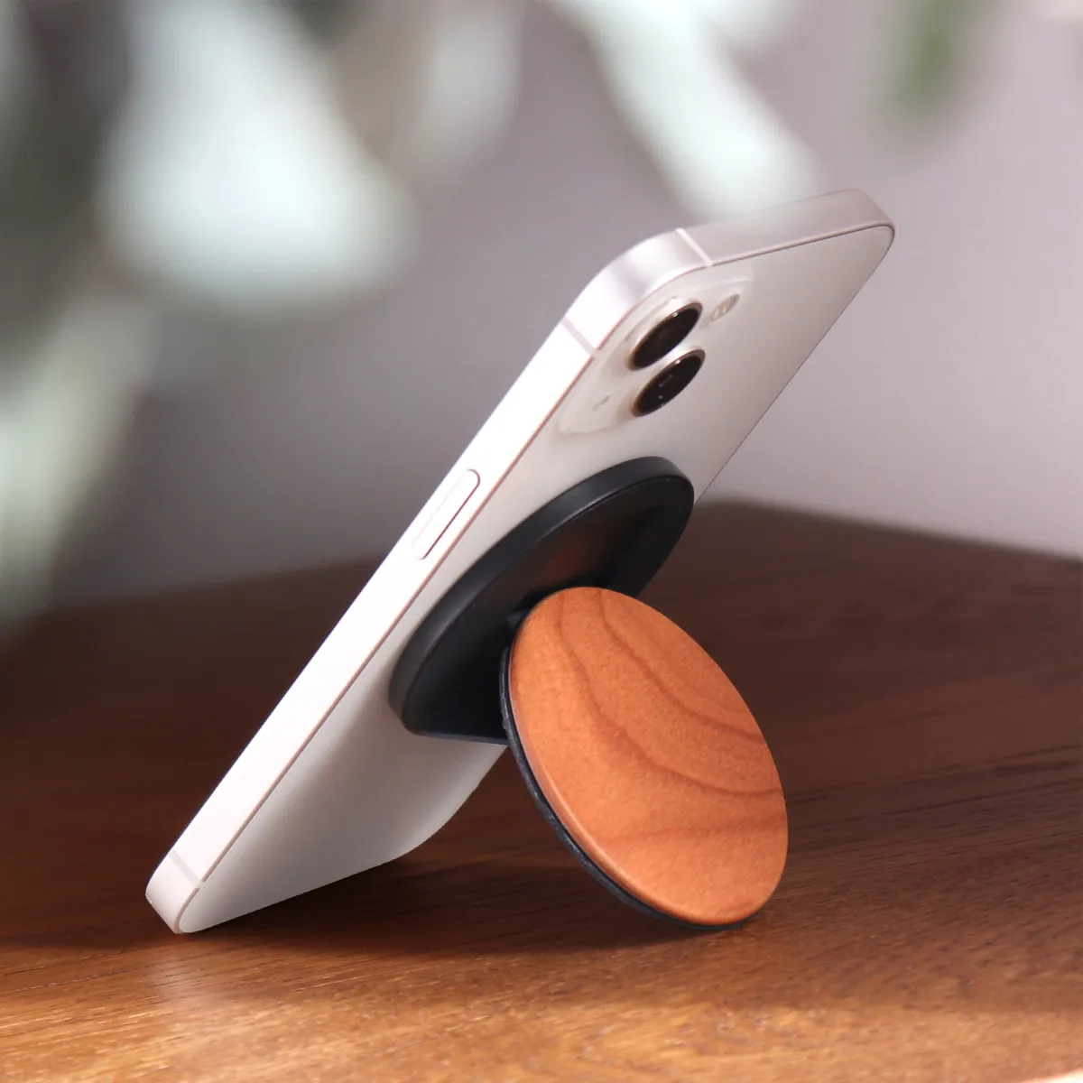 新商品】操作もスタンドも、これひとつ。MagSafe対応の木製スマホ