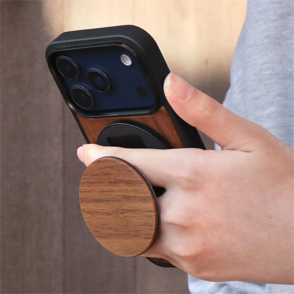 指をかけて使えば片手操作も安定し、落下の心配もありません。