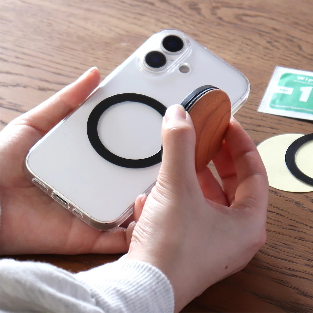 MAG FOLD STAND」操作もスタンドも、これひとつでスマートに。 MagSafe