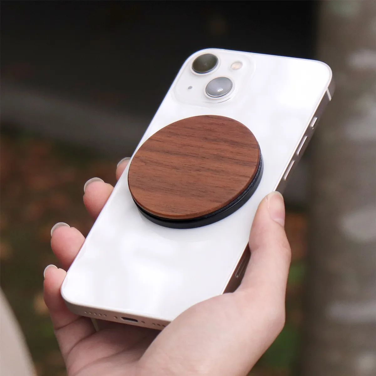 MAG FOLD STAND」操作もスタンドも、これひとつでスマートに。 MagSafe