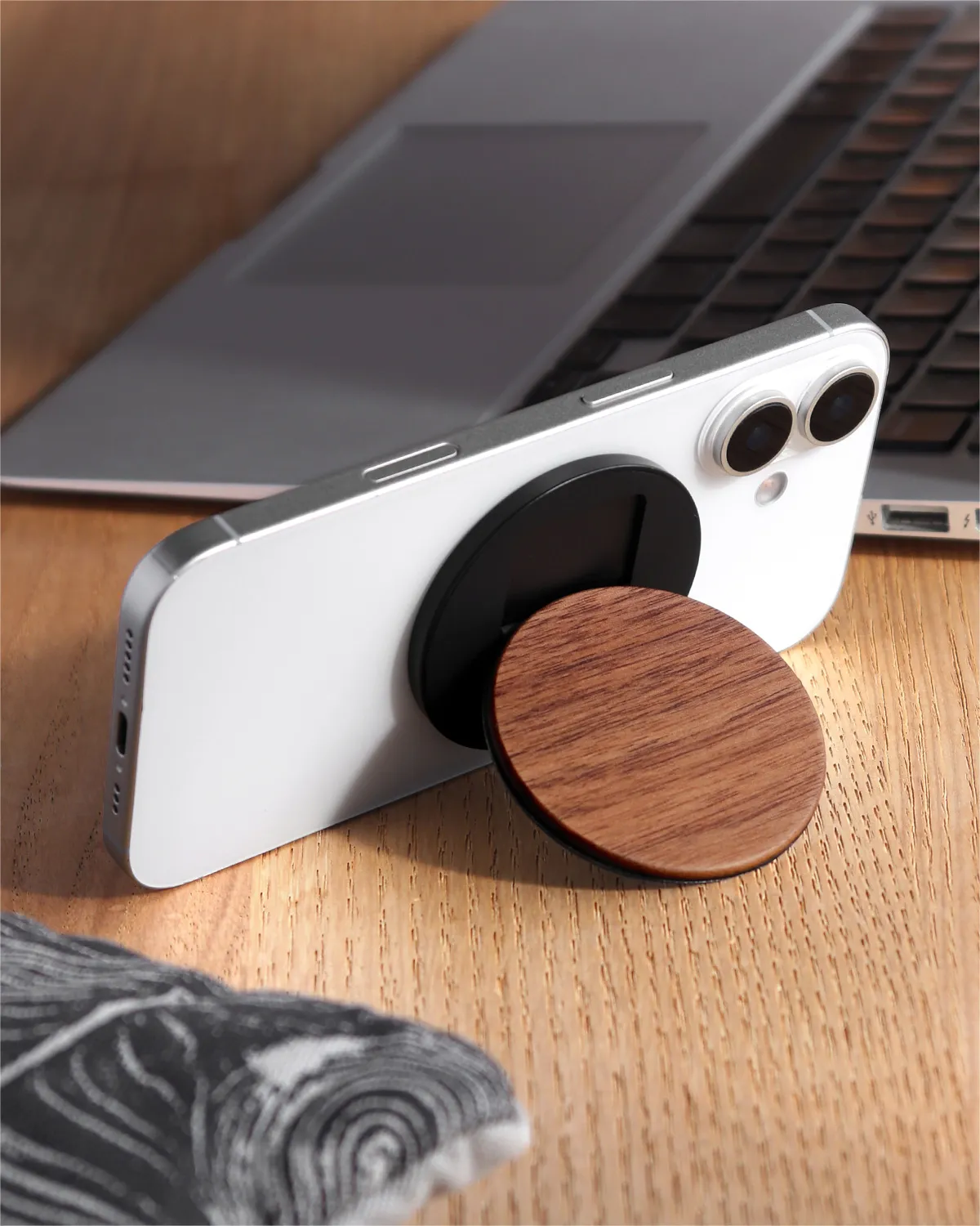 操作もスタンドも、これひとつでスマートに。MagSafe対応のスマホスタンド「MAG FOLD STAND」