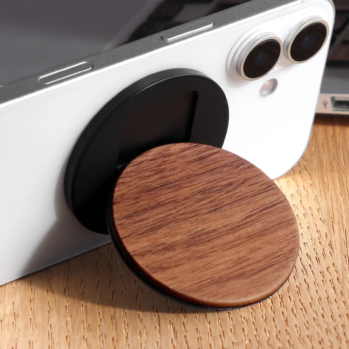 操作もスタンドも、これひとつでスマートに。MagSafe対応のスマホスタンド「MAG FOLD STAND」