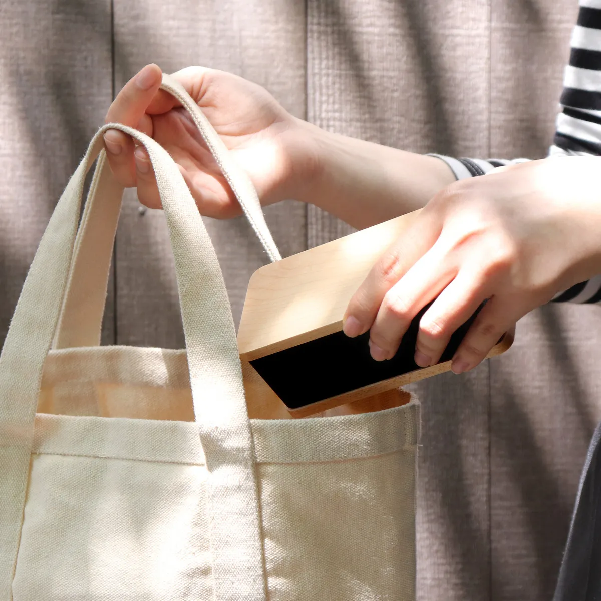 バッグにも収まる、コンパクトで持ち運びしやすいサイズ感