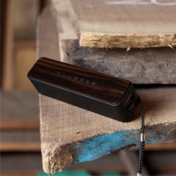 希少性の高い高級天然木材の黒檀を使用した贅沢なモバイルバッテリー。