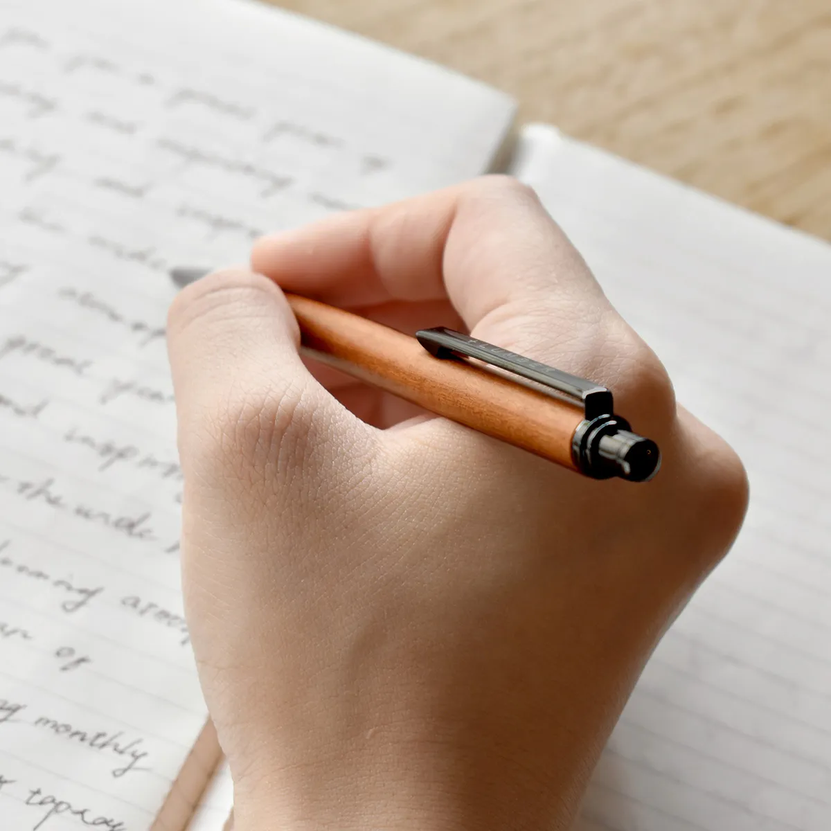 □ノック式「SLIM BALLPOINT PEN KNOCK 1.0mm」細身のシルエットが