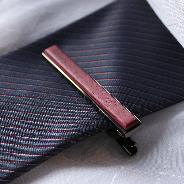 主張し過ぎないシンプルデザイン、 ネクタイの柄や色を問わず、コーディネートしやすいネクタイピンです。