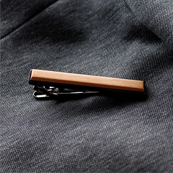 無機質な印象になりがちな金属製タイピンとはひと味違うシックなデザインの木製ネクタイピン。