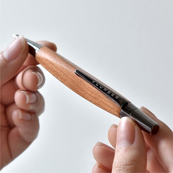 回転式・ツイスト式のボールペン。ノック式とは異なり、胸ポケットやカバンの中で誤ってペン先が出ることもありません。