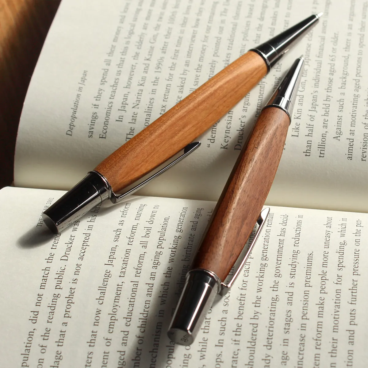 銘木をプラスした三角ボールペン 木軸