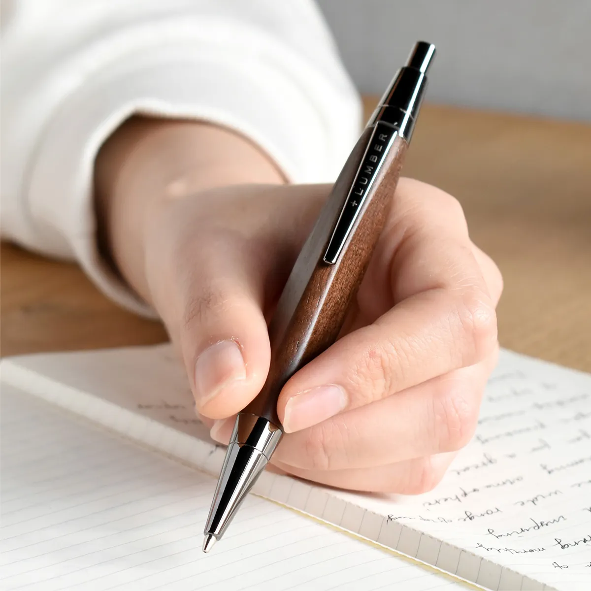 やわらかな三角形が指先に自然とフィットし、安定した書き心地を実現