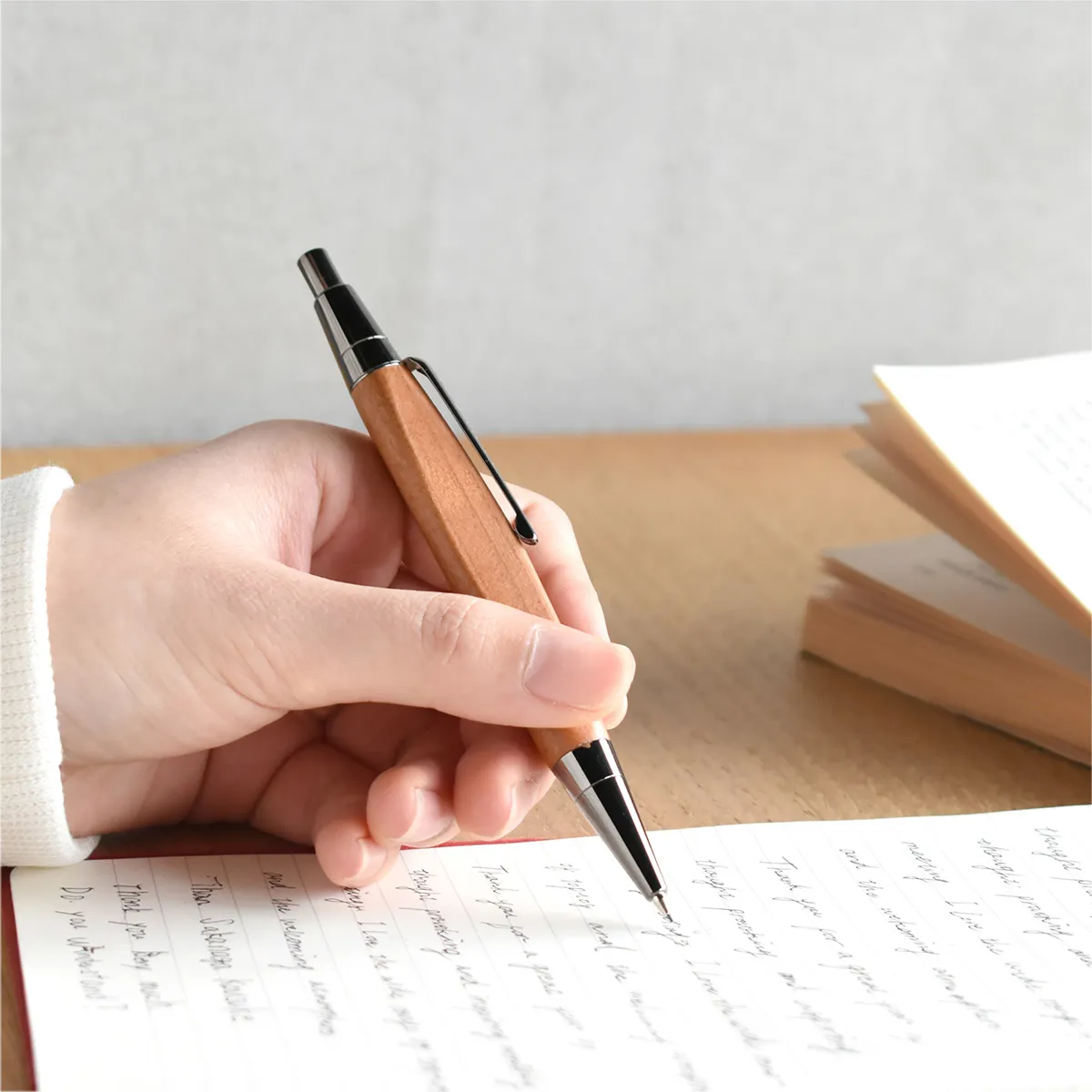 やわらかな三角形が指先に自然とフィットし、安定した書き心地を実現