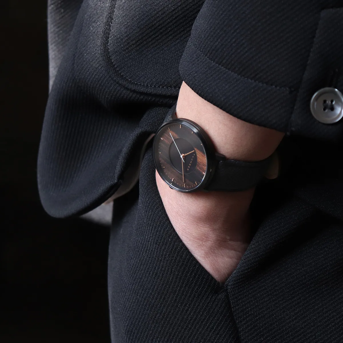 ビジネスシーンからカジュアルまで自然と溶け込む、静謐で格調ある一本