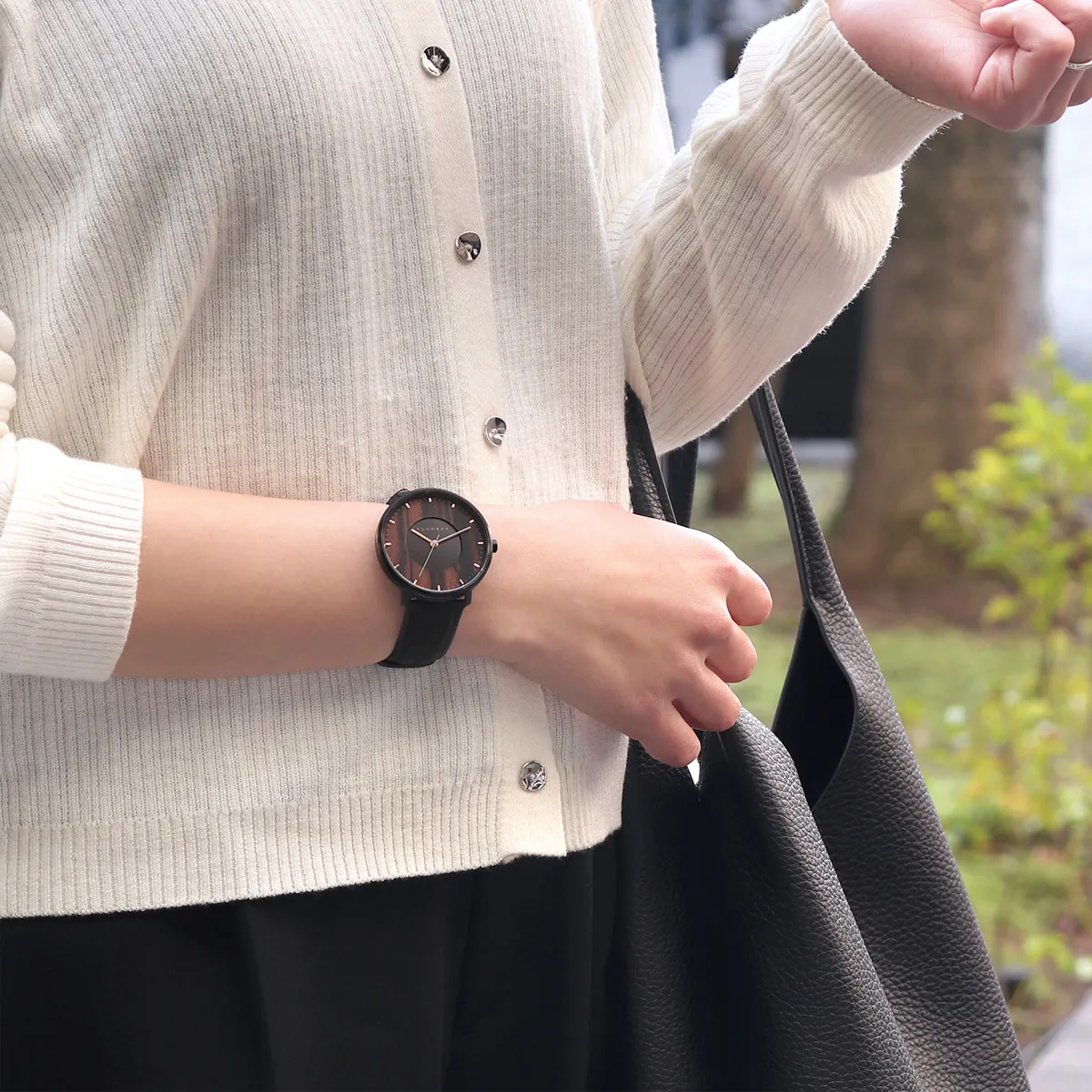 落ち着いた佇まいの中に、木ならではのやわらかさを添えたデザイン