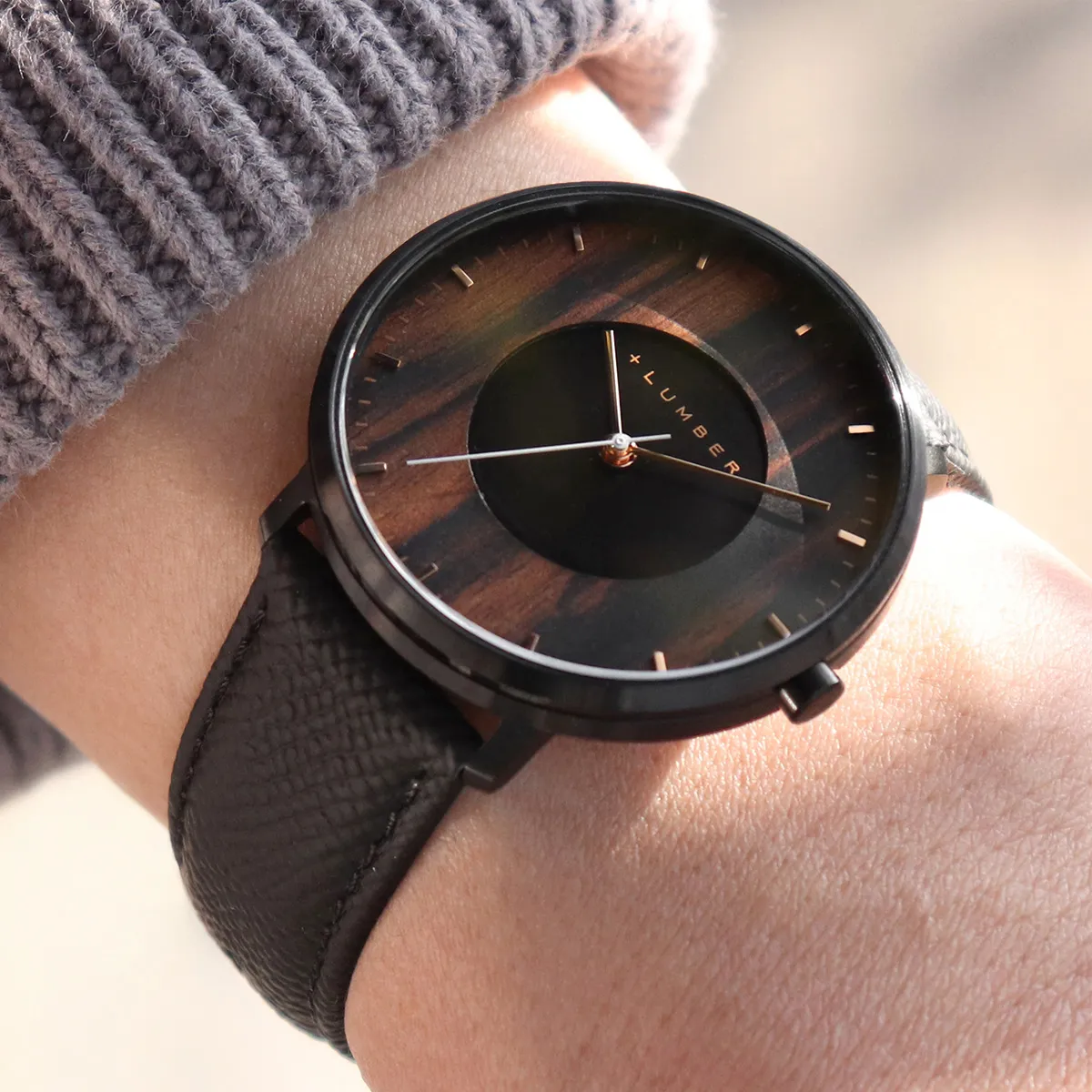 黒檀と光が映す、穏やかな時間。木製ソーラー腕時計「WATCH PV 001」