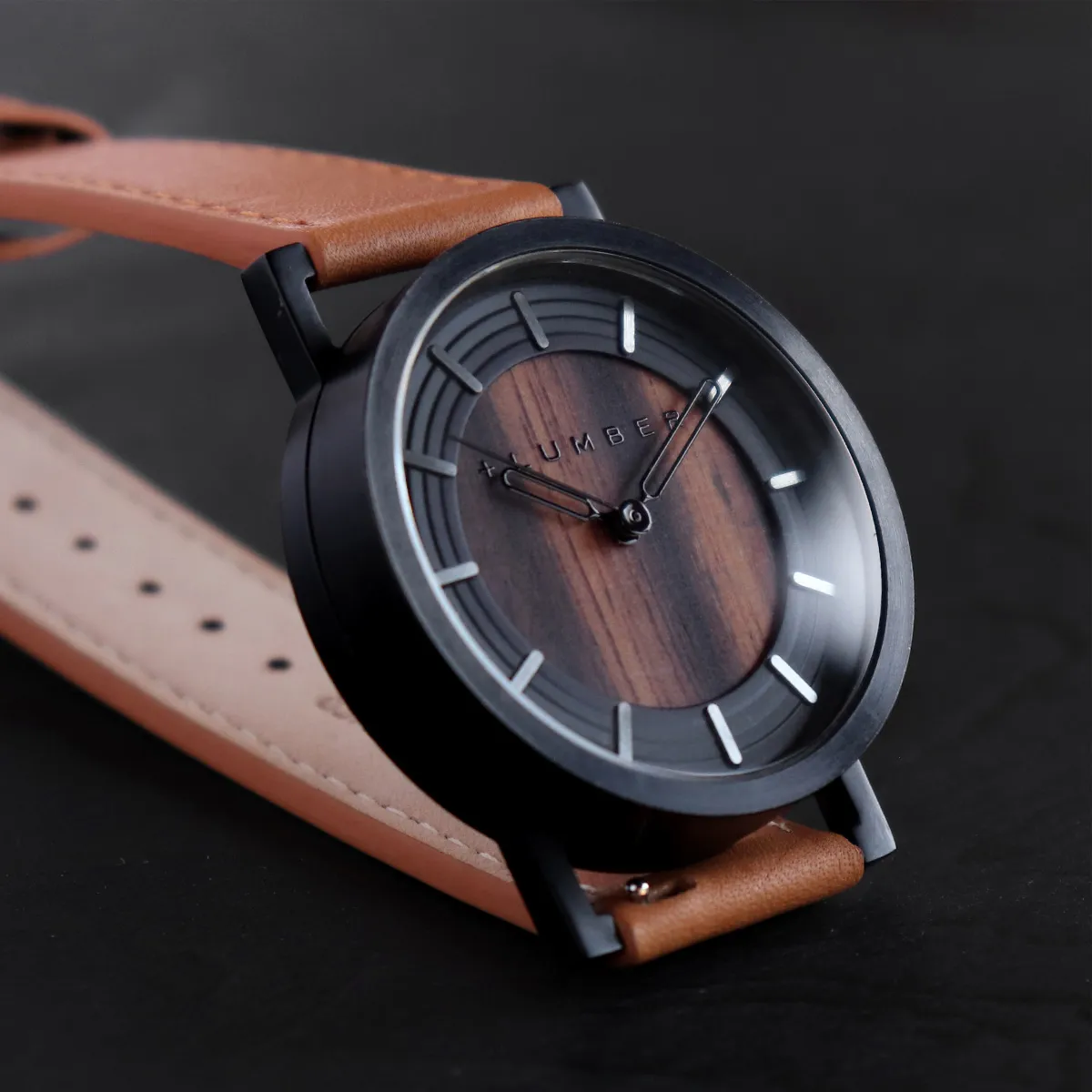 「ステンレスの輝き」と「木の温もり」素材の個性を活かしながら、手元に上質な存在感をプラス。