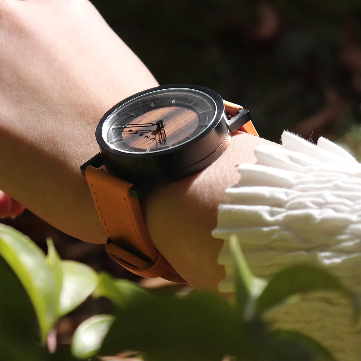 ビジネスにもカジュアルにも溶け込む、特別な一本です。