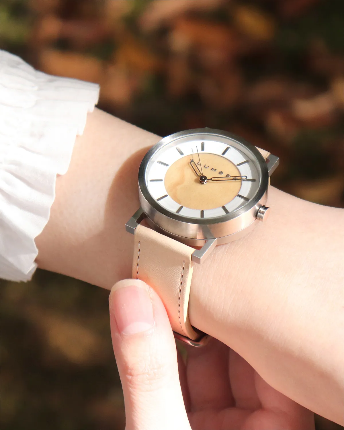 厚みのあるステンレスと銘木が融合した、木製腕時計