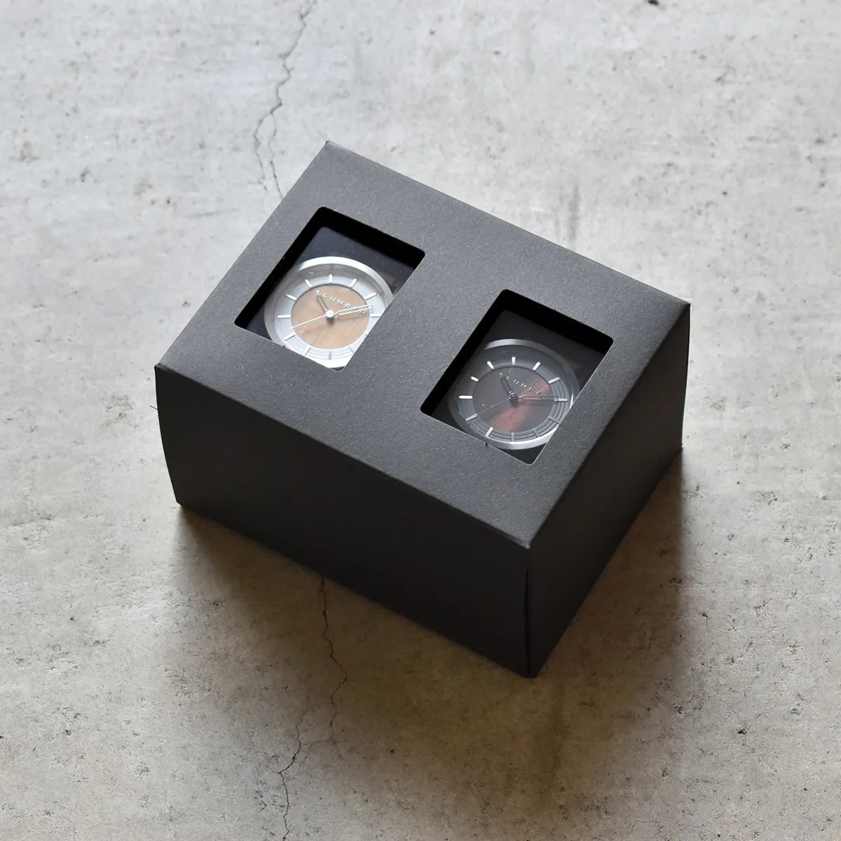 ギフトボックスに入ったペアウォッチ。記念日や木婚式のお祝いに。